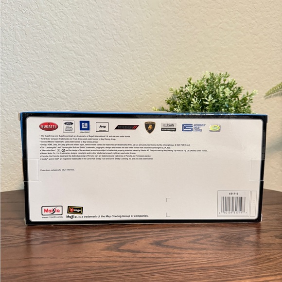 Maisto Diecast 1:18 Bugatti Divo Black Blue - Picture 4 of 6